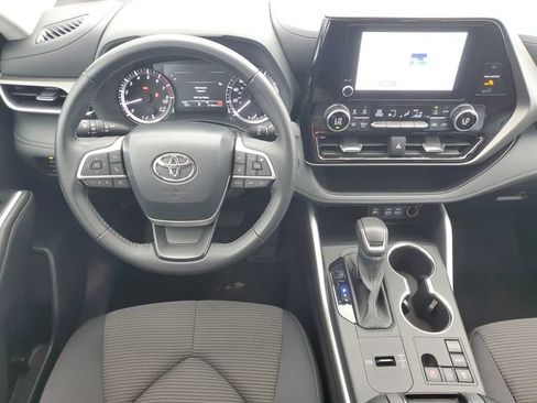 Used 2025 Toyota Highlander LE FWD image 19