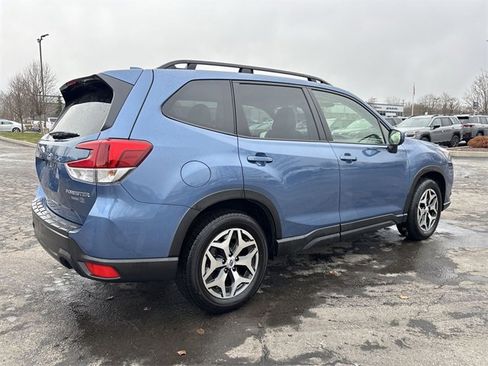 Used 2023 Subaru Forester Premium image 3