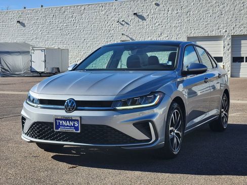 Certified 2025 Volkswagen Jetta SE image 4