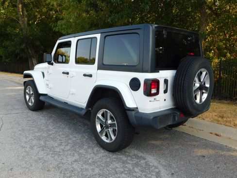 Used 2019 Jeep Wrangler Unlimited Sahara AWD/4WD image 3