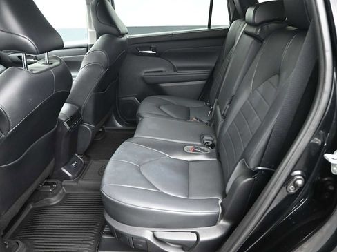Used 2021 Toyota Highlander XLE AWD/4WD image 22