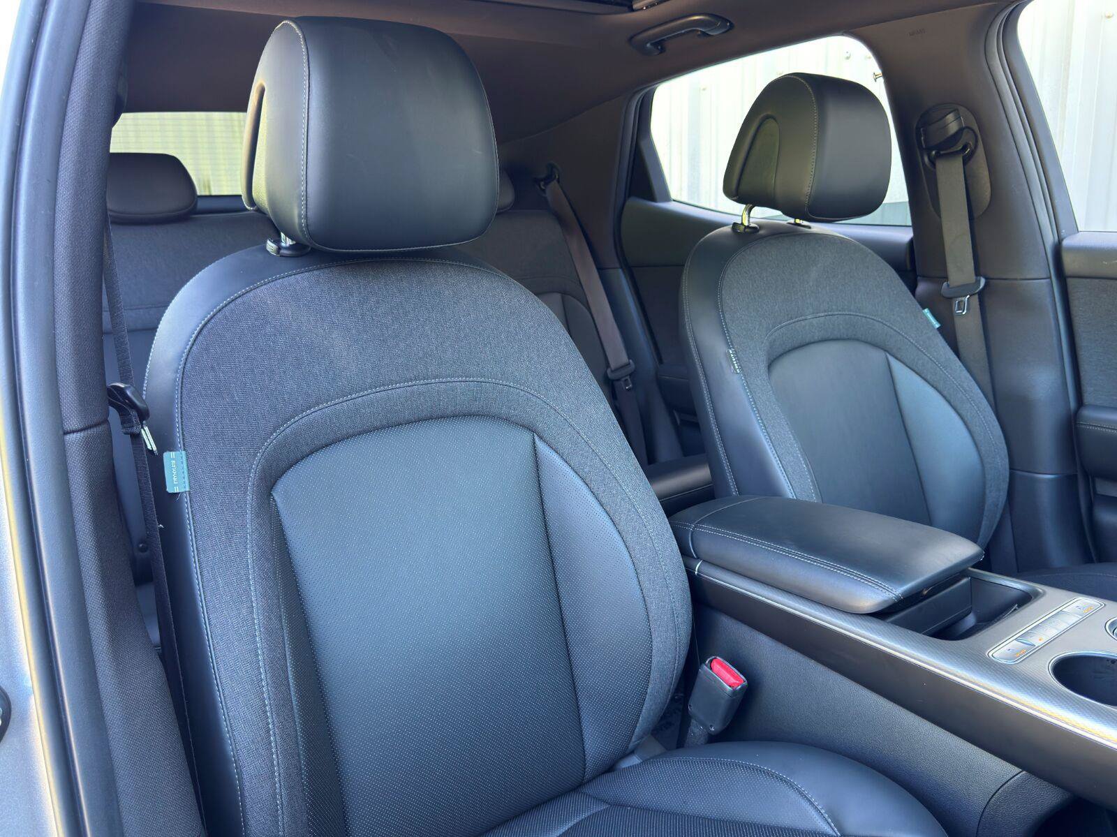 Used 2025 Genesis GV60 RWD image 39