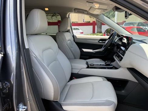 Used 2025 Nissan Pathfinder SL AWD/4WD image 28