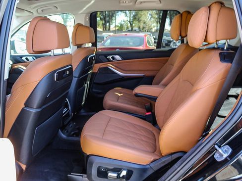 Used 2025 BMW X7 xDrive40i w/ Premium Package image 18