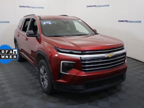 Used 2025 Chevrolet Traverse LT w/ Driver Confidence Package FWD image 3