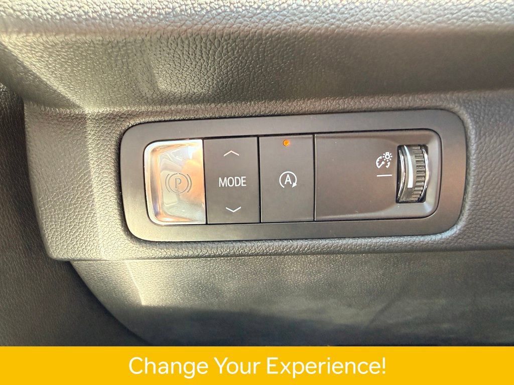 Used 2025 Chevrolet Traverse LT w/ Driver Confidence Package FWD image 28