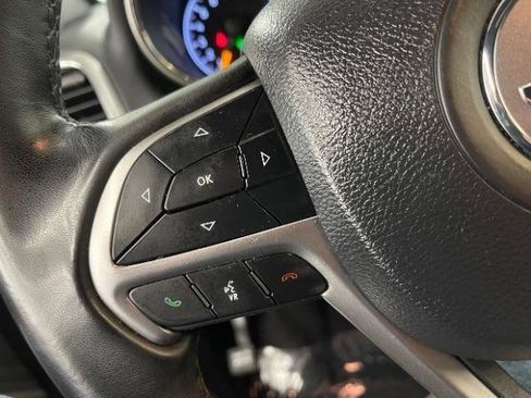 Used 2021 Jeep Grand Cherokee Laredo AWD/4WD image 19