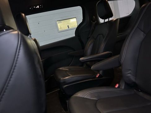 Used 2023 Chrysler Pacifica Touring-L w/ S Appearance Package image 9