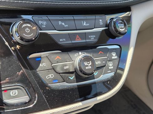 Used 2022 Chrysler Pacifica Touring-L w/ Uconnect Theater Family Group FWD image 24