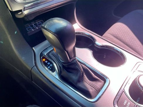 Used 2019 Jeep Grand Cherokee Laredo image 16