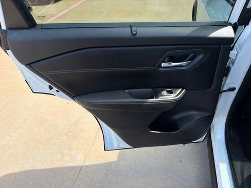 Used 2024 Nissan Rogue SV w/ SV Premium Package FWD image 18