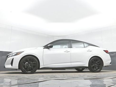 Used 2025 Nissan Sentra SR w/ SR Premium Package image 42