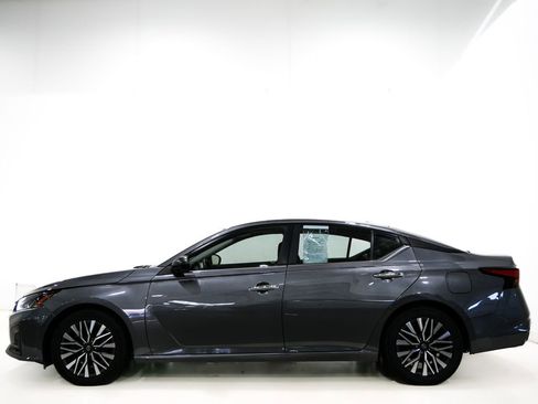 Used 2024 Nissan Altima 2.5 SV FWD image 5