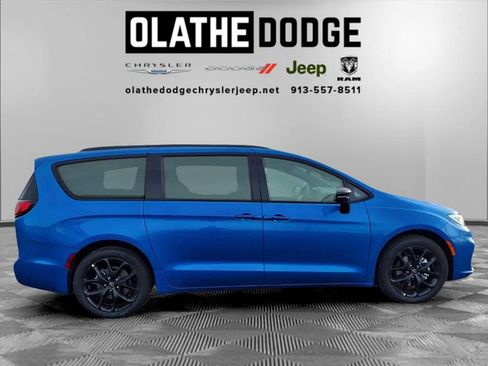 New 2026 Chrysler Pacifica Select image 28