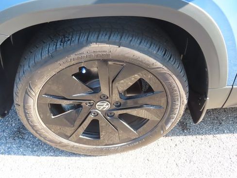 Used 2025 Volkswagen Taos SE FWD image 16