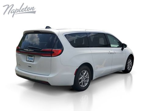 Used 2023 Chrysler Pacifica Touring-L FWD image 6