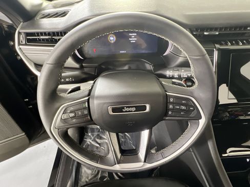Used 2023 Jeep Grand Cherokee Altitude AWD/4WD image 11