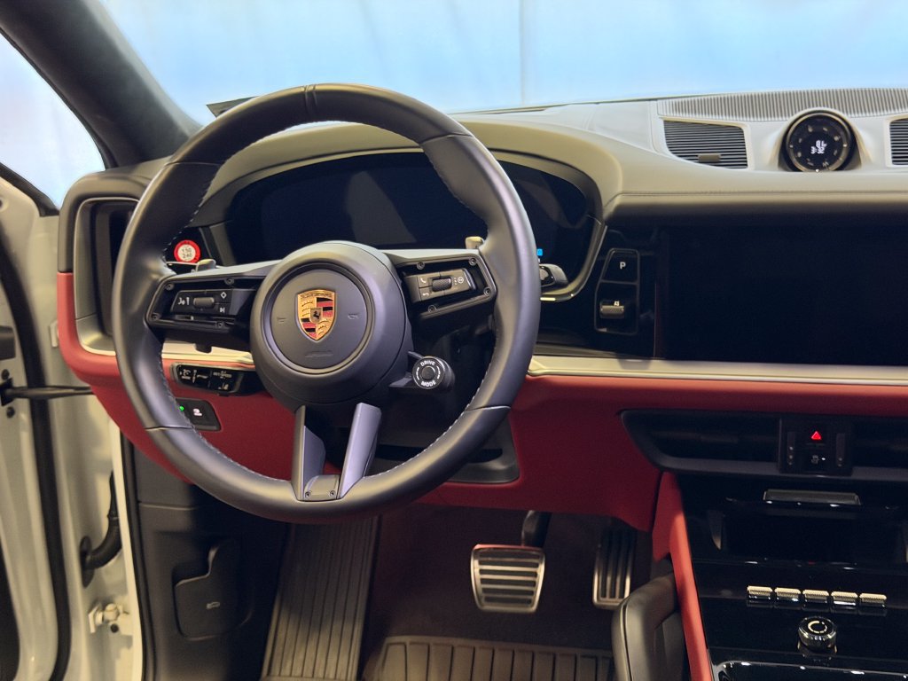 Used 2025 Porsche Cayenne GTS AWD/4WD image 20