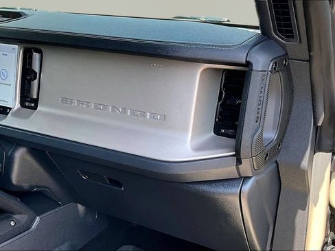 Certified 2025 Ford Bronco Outer Banks w/ Sasquatch Package AWD/4WD image 17