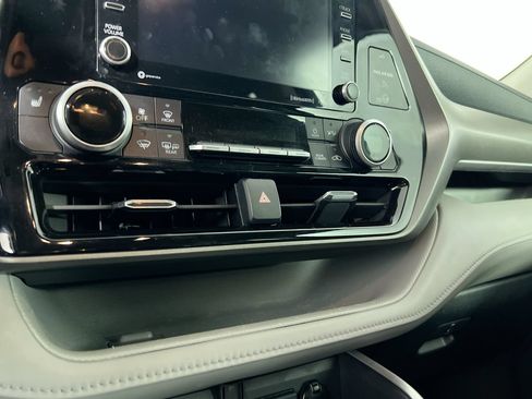 Used 2021 Toyota Highlander XLE FWD image 19