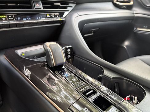 Used 2025 Toyota Crown AWD/4WD image 40