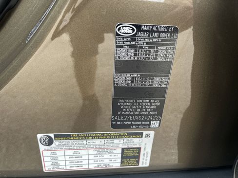 Used 2025 Land Rover Defender 110 X-Dynamic SE image 19