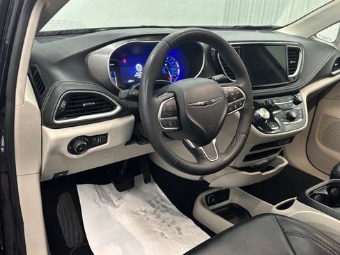 Used 2024 Chrysler Pacifica Select image 19