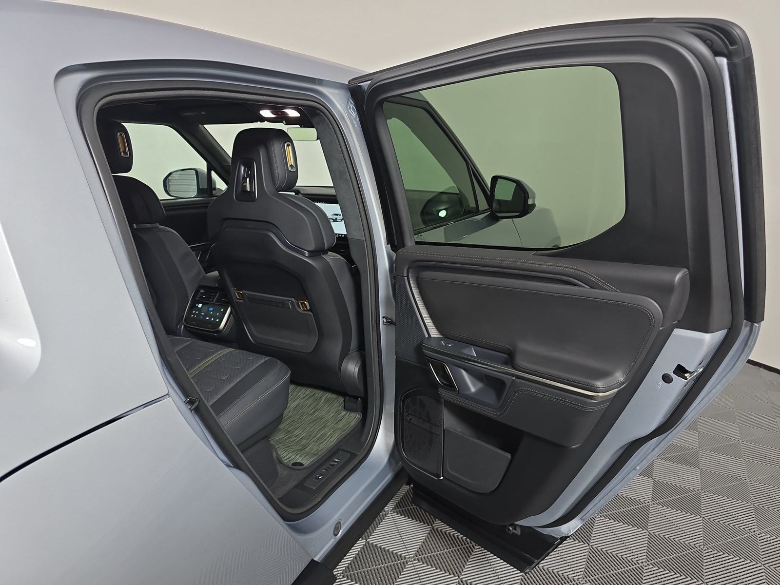 Used 2023 Rivian R1T Adventure Dual AWD/4WD image 19