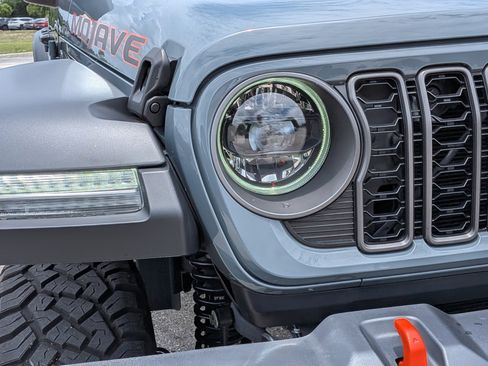Used 2025 Jeep Gladiator Mojave w/ Convenience Group AWD/4WD image 10