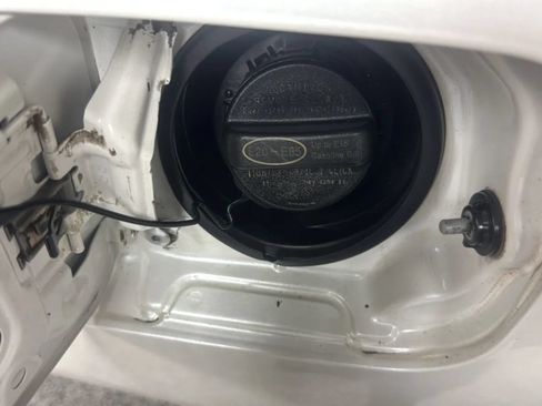 Used 2015 Toyota Camry SE FWD image 3