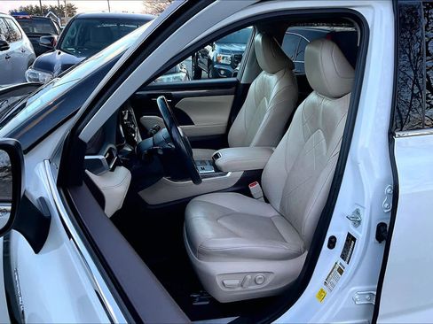Used 2021 Toyota Highlander Platinum image 8