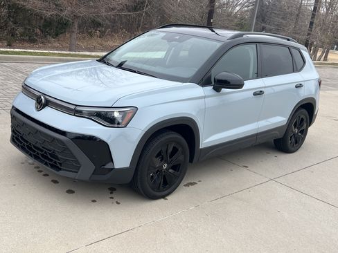 Certified 2025 Volkswagen Taos SE image 5