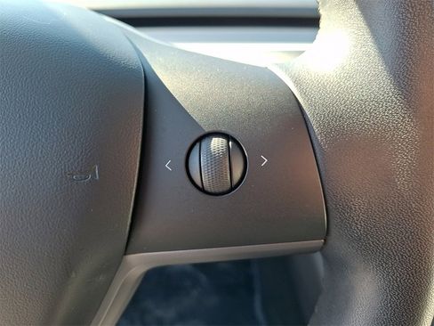 Used 2020 Tesla Model 3 Standard Range Plus image 23