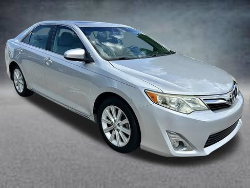Used 2014 Toyota Camry XLE w/ Leather Package FWD image 3