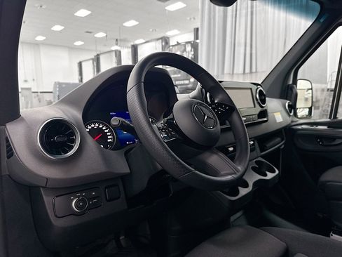 Used 2025 Mercedes-Benz Sprinter 2500 image 10