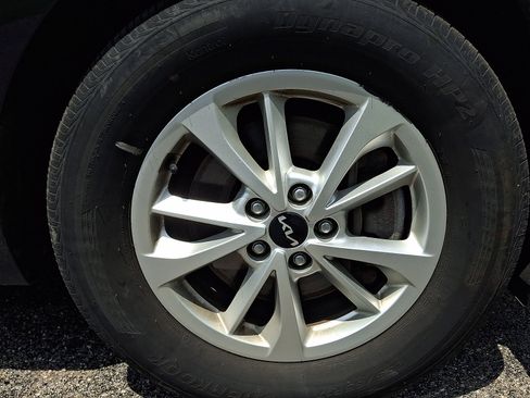 Used 2024 Kia Carnival LX FWD image 27
