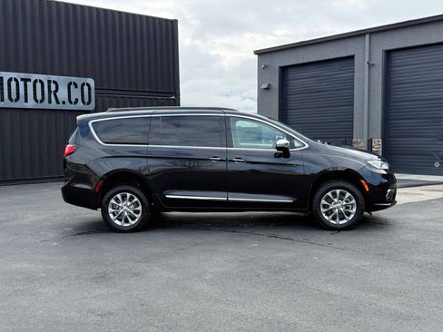 Used 2022 Chrysler Pacifica Limited image 4