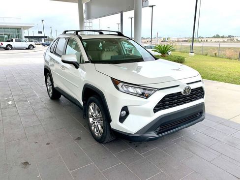Used 2021 Toyota RAV4 XLE Premium image 3