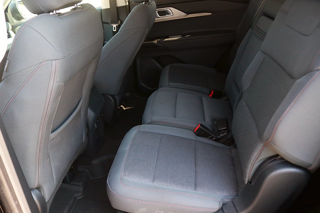 Used 2026 Ford Explorer Active RWD image 14