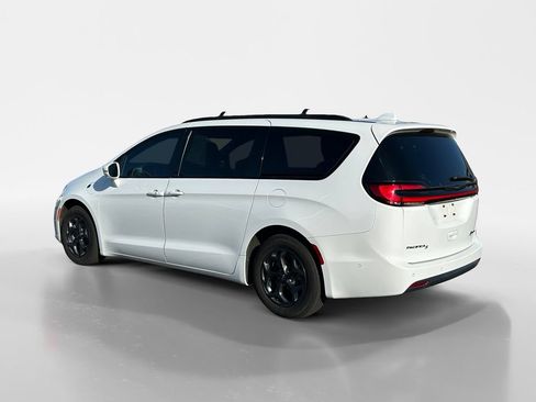 Used 2022 Chrysler Pacifica Touring-L w/ Uconnect Theater Family Group FWD image 3