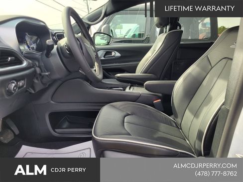 New 2026 Chrysler Pacifica Limited w/ Uconnect Theater Family Group FWD image 5
