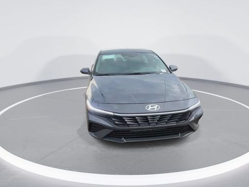 Used 2026 Hyundai Elantra SE FWD image 3