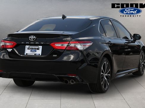 Used 2019 Toyota Camry SE FWD image 3