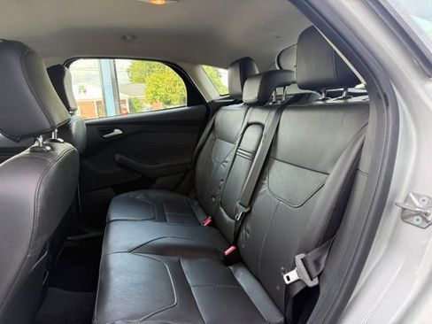Used 2015 Ford Focus SE w/ Equipment Group 201A FWD image 9