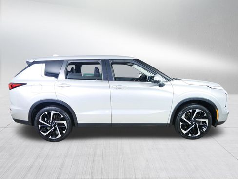 Used 2023 Mitsubishi Outlander SE image 8