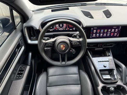 Used 2024 Porsche Cayenne w/ Technology Package AWD/4WD image 5