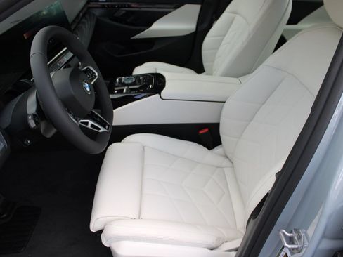 Used 2026 BMW 530i w/ M Sport Package RWD image 5
