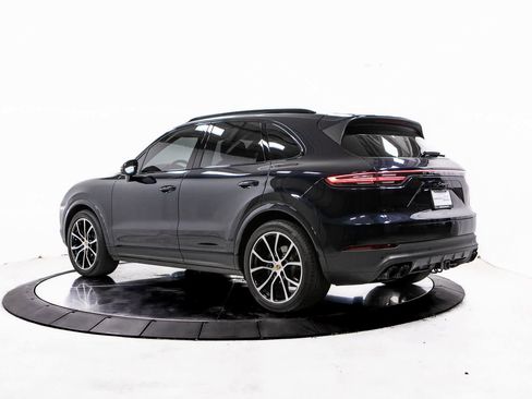 Certified 2023 Porsche Cayenne Platinum Edition w/ Assistance Package image 3