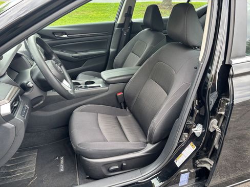 Used 2025 Nissan Altima 2.5 SV FWD image 31