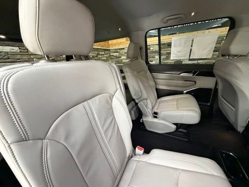 Used 2023 Jeep Wagoneer Series III w/ Preferred Equipment Group AWD/4WD image 34